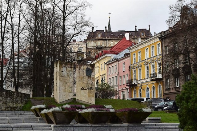 25Kirjanik Eduard Vildemonumentet