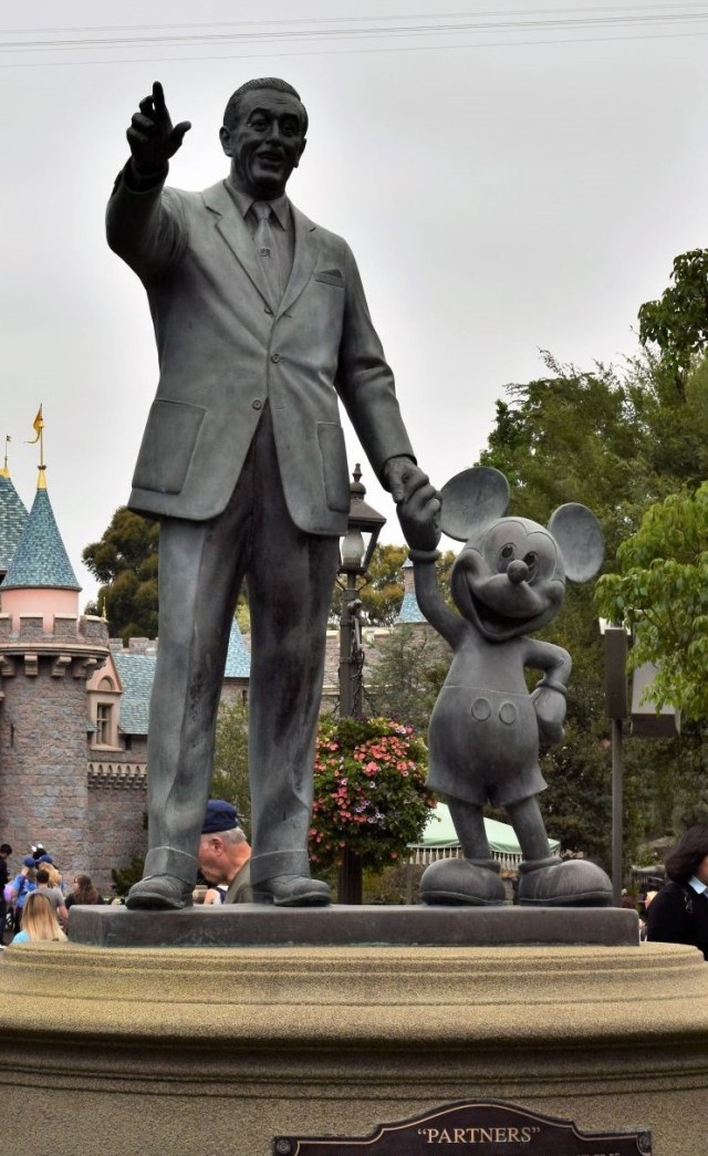 3Disneyland 25
